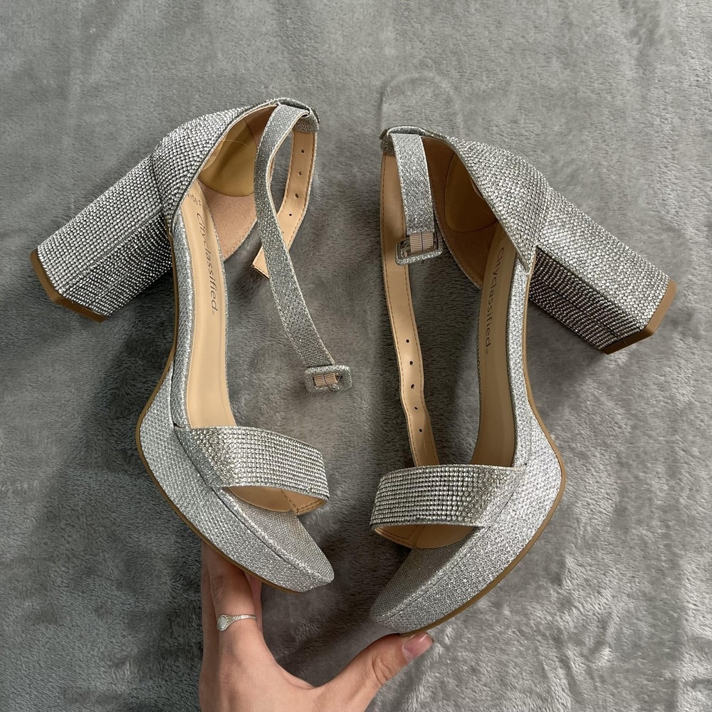 City Classified Shoes Womens Size 8W Silver Rhinestone Block Heel Sandals